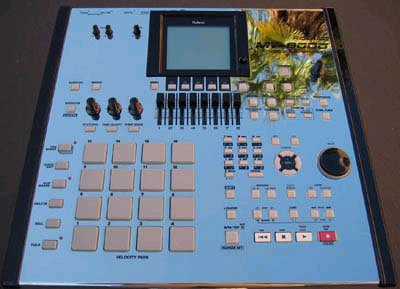 超精美的纯白色Roland合成器