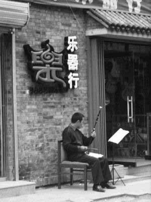 新街口乐器一条街:流动的音乐“符号”(图)