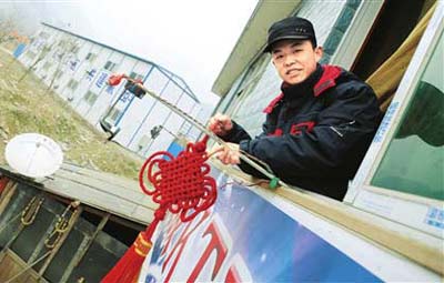 北川人建造板房卡拉OK 寒冷冬夜唱歌疗伤(图)