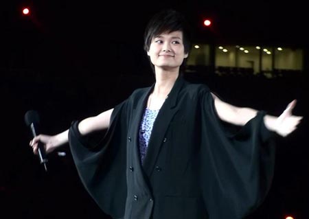 成龙携百位明星唱响鸟巢 舞台绝美主题公益