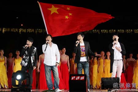成龙携百位明星唱响鸟巢 舞台绝美主题公益