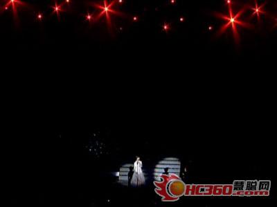 李宇春“Why Me”演唱会上运用的舞台灯光(组图)