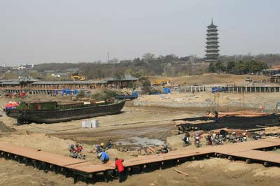 初探“烟花三月”节主会场舞台搭建