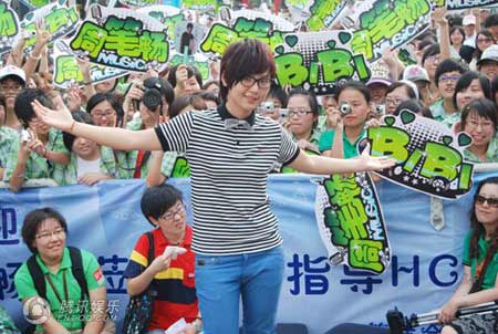 李宇春张靓颖周笔畅同台献歌庆60年国庆