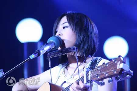 快乐女声20强突围赛 舞台灯光下美丽的脸