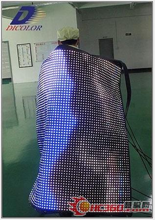 首块柔性LED全彩显示屏诞生 可随意折叠