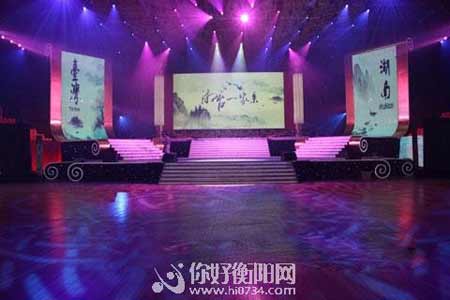 “湘台一家亲”舞台调试完 谢霆锋未彩排