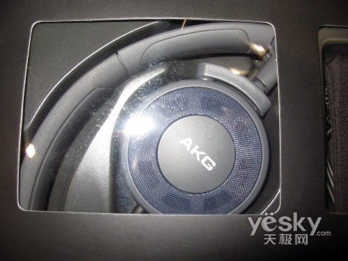 享受音乐如此简单 AKG K420耳机很便携