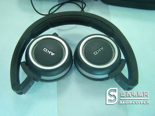 舒适贴耳 便携折叠式设计AKG K450头戴耳机