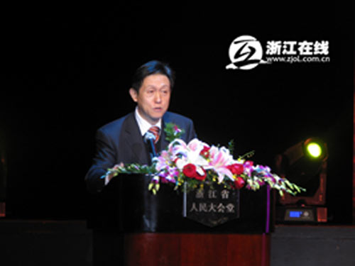 愈三百个升降台筑新景 央视春晚增亮点