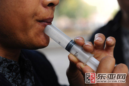 农民自制20种另类乐器 烟袋吹出《同一首歌》