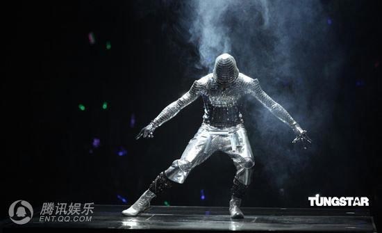 郭富城银缕战衣登场 变形舞台遇故障(图)