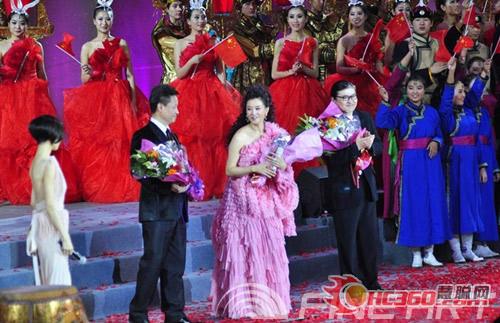 宋祖英呼市演唱会刘欢带病献唱 BEAM灯助绚丽舞台