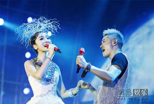 凤凰传奇全国巡演定制舞台 概念舞美打造互动光影秀