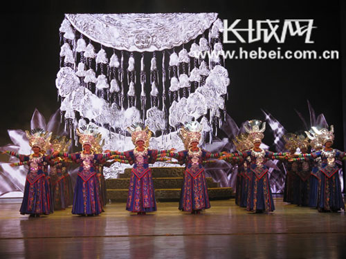《多彩贵州风》演出展示贵州多彩民族（组图）