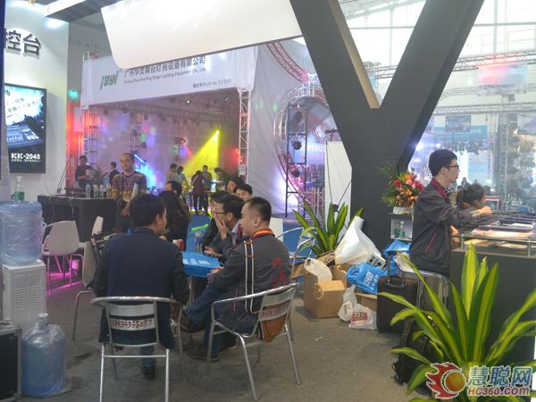 明静金刚2048灯光灯控台亮相 触控华美灯光秀