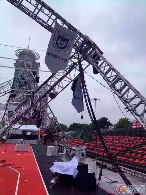 突发！上海大型户外舞台发生坍塌 上海电影节躺着也中枪！