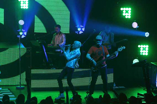 HES“百变灯王”酷炫加盟Neon Trees摇滚乐队巡演