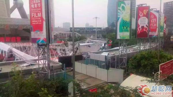 突发！上海大型户外舞台发生坍塌 上海电影节躺着也中枪！