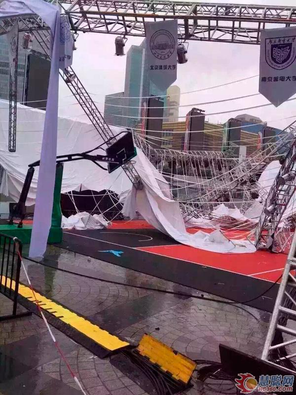 突发！上海大型户外舞台发生坍塌 上海电影节躺着也中枪！