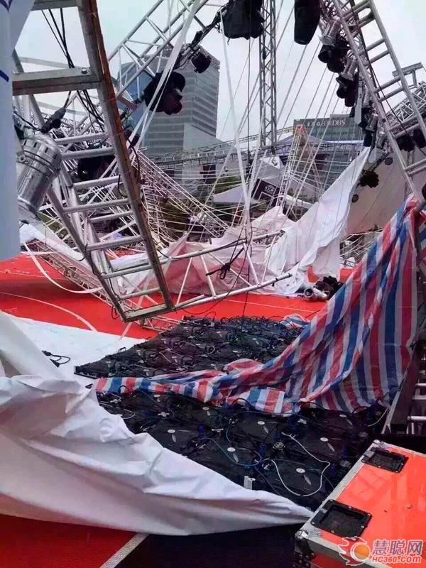 突发！上海大型户外舞台发生坍塌 上海电影节躺着也中枪！
