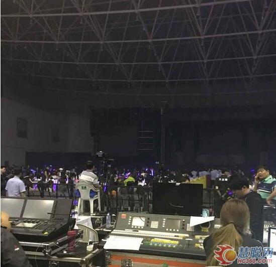 宋仲基武汉粉丝见面会遭遇停电很尴尬 舞台灯光来救场