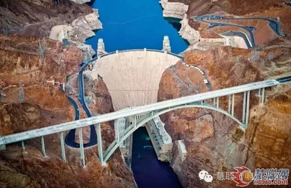 在220米高的水坝上开发布会 巴可投影机你咋不上天呢！