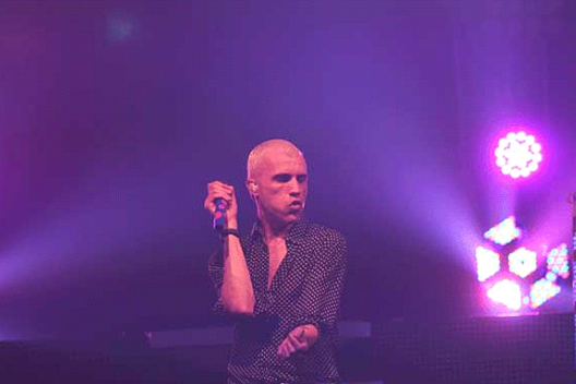 HES“百变灯王”酷炫加盟Neon Trees摇滚乐队巡演