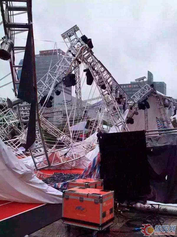 突发！上海大型户外舞台发生坍塌 上海电影节躺着也中枪！