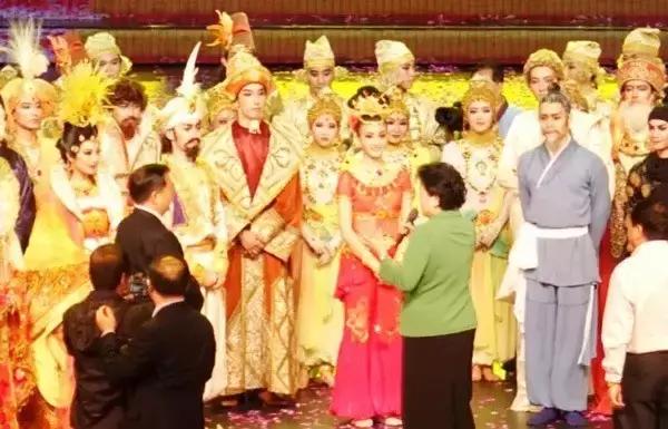 《丝路花雨》 惊艳亮相敦煌文博会 多媒体舞美有多牛？
