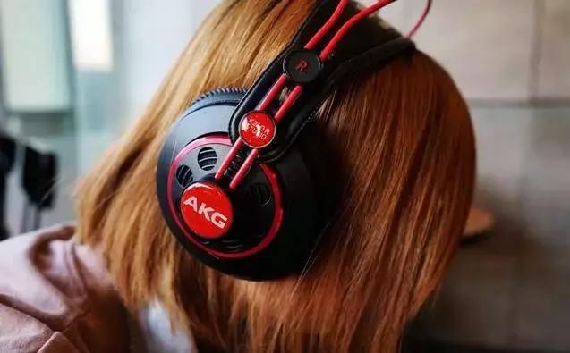AKG K240R耳机 一道在怀旧中火速前行的亮光！