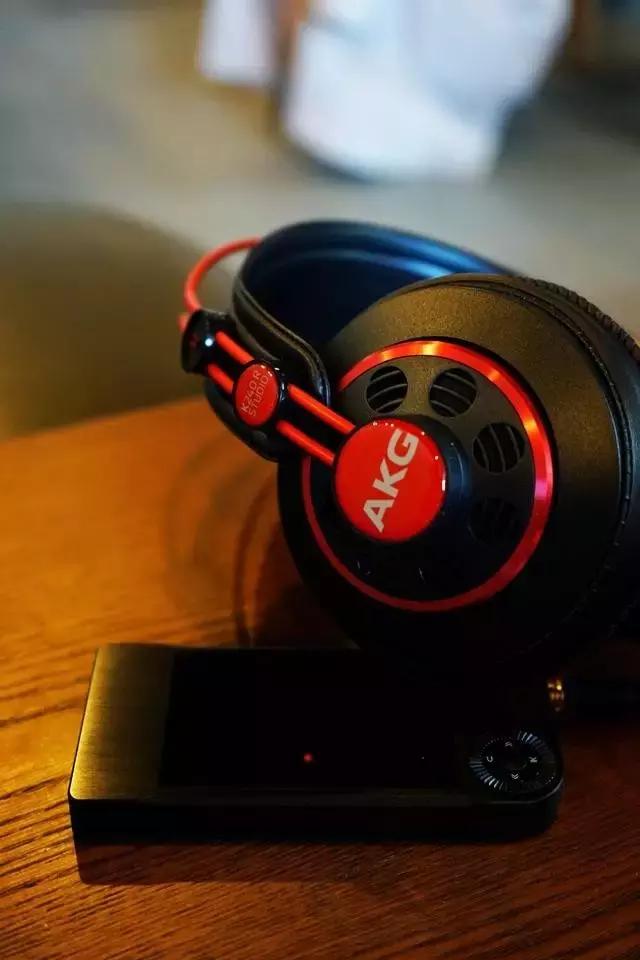 AKG K240R耳机 一道在怀旧中火速前行的亮光！