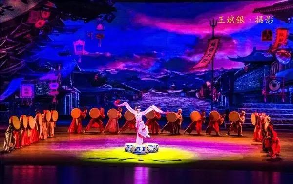 《丝路花雨》 惊艳亮相敦煌文博会 多媒体舞美有多牛？
