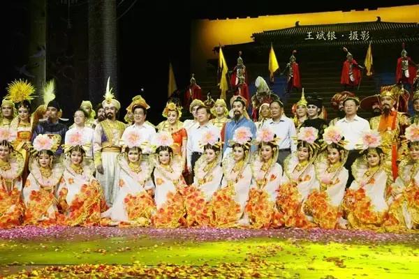 《丝路花雨》 惊艳亮相敦煌文博会 多媒体舞美有多牛？
