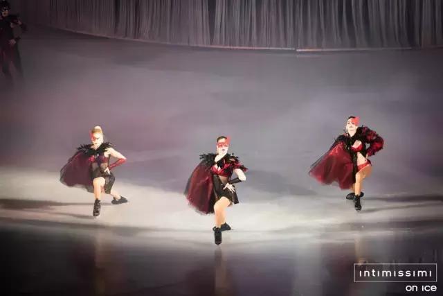 世界冠军领衔“欲望的秘密”冰上秀 表演、舞美惊艳四座！