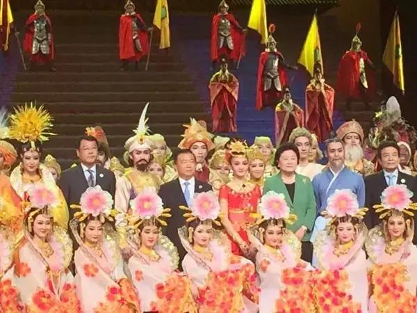 《丝路花雨》 惊艳亮相敦煌文博会 多媒体舞美有多牛？