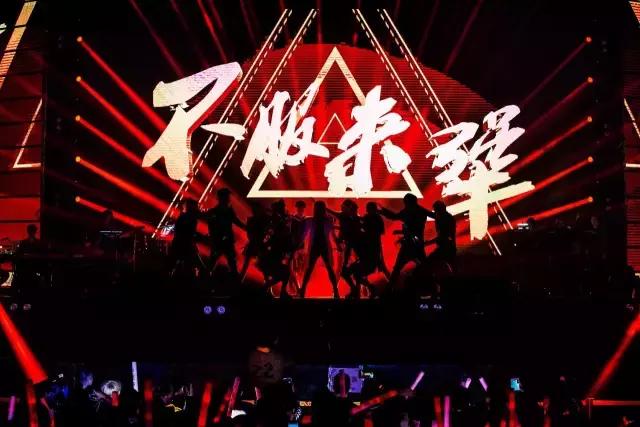 别只八卦何洁离婚 她的演唱会舞台灯光设计多棒啊！