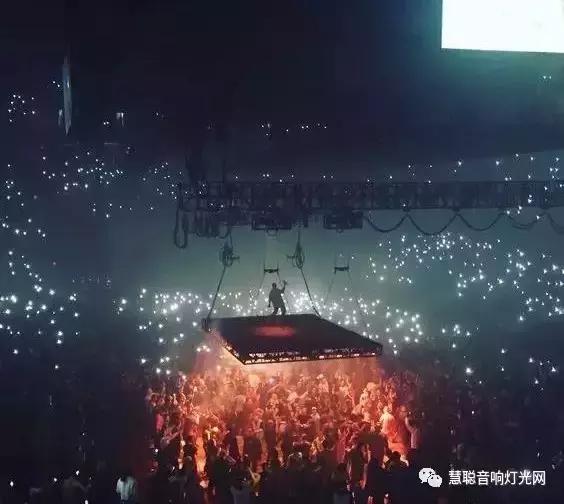 听说这是大牌演唱会里最疯狂的舞台设计，因为没有舞台！！