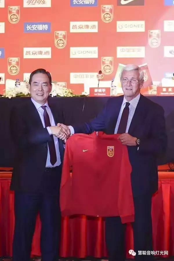 中国赢了，还有什么比这更红？顺道扒扒这场球赛的贺龙体育馆