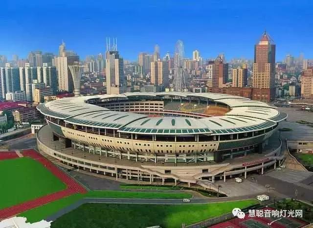中国赢了，还有什么比这更红？顺道扒扒这场球赛的贺龙体育馆