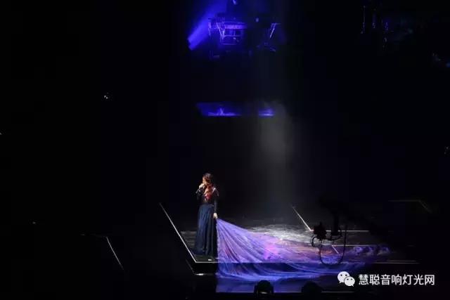 独家！邓紫棋广州演唱会竟然唱哭了？移动城堡舞台大手笔制作