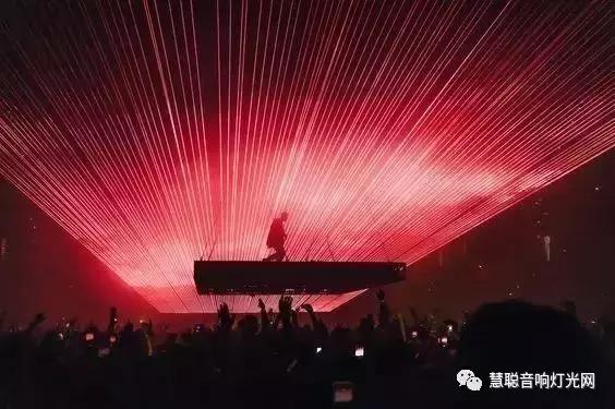 听说这是大牌演唱会里最疯狂的舞台设计，因为没有舞台！！