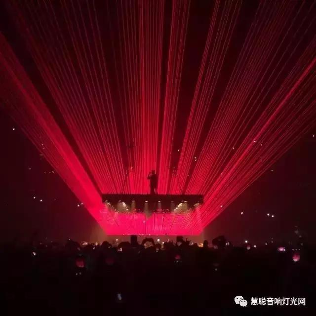 听说这是大牌演唱会里最疯狂的舞台设计，因为没有舞台！！