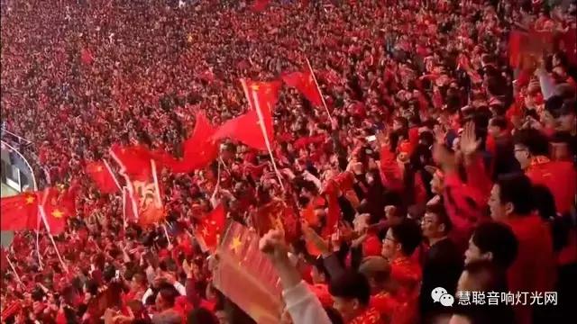 中国赢了，还有什么比这更红？顺道扒扒这场球赛的贺龙体育馆