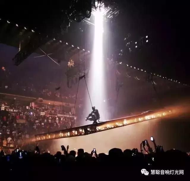 听说这是大牌演唱会里最疯狂的舞台设计，因为没有舞台！！