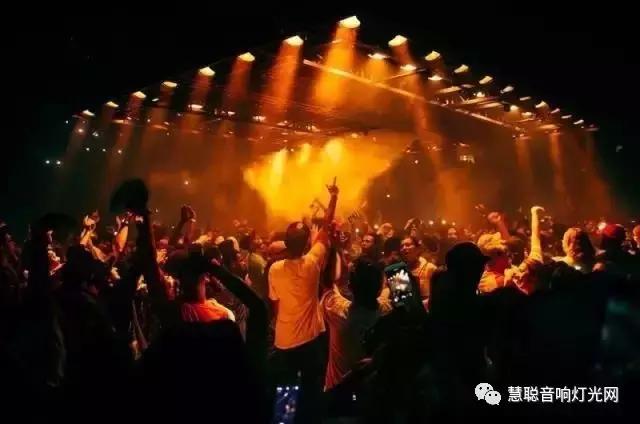 听说这是大牌演唱会里最疯狂的舞台设计，因为没有舞台！！
