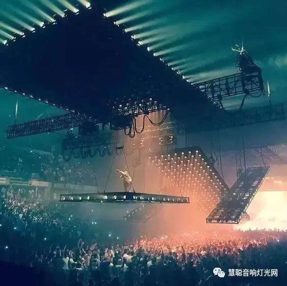 听说这是大牌演唱会里最疯狂的舞台设计，因为没有舞台！！