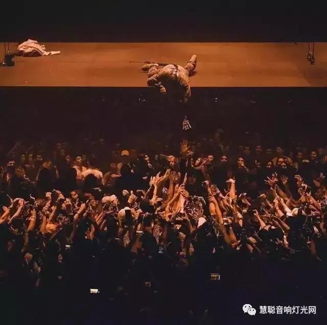 听说这是大牌演唱会里最疯狂的舞台设计，因为没有舞台！！