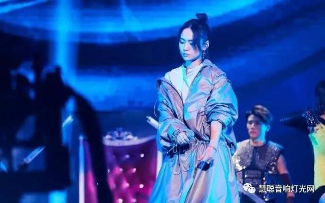 周笔畅盛典现场被吊在半空中 竟然是专业音响系统停电