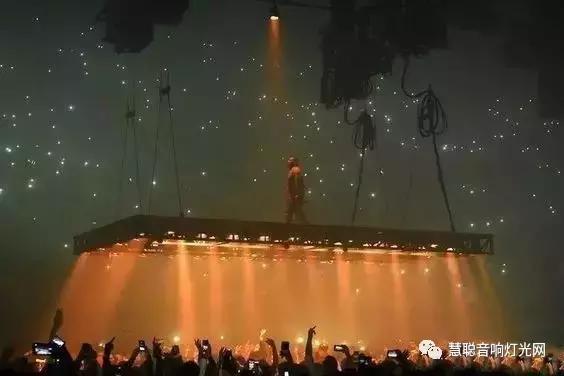 听说这是大牌演唱会里最疯狂的舞台设计，因为没有舞台！！